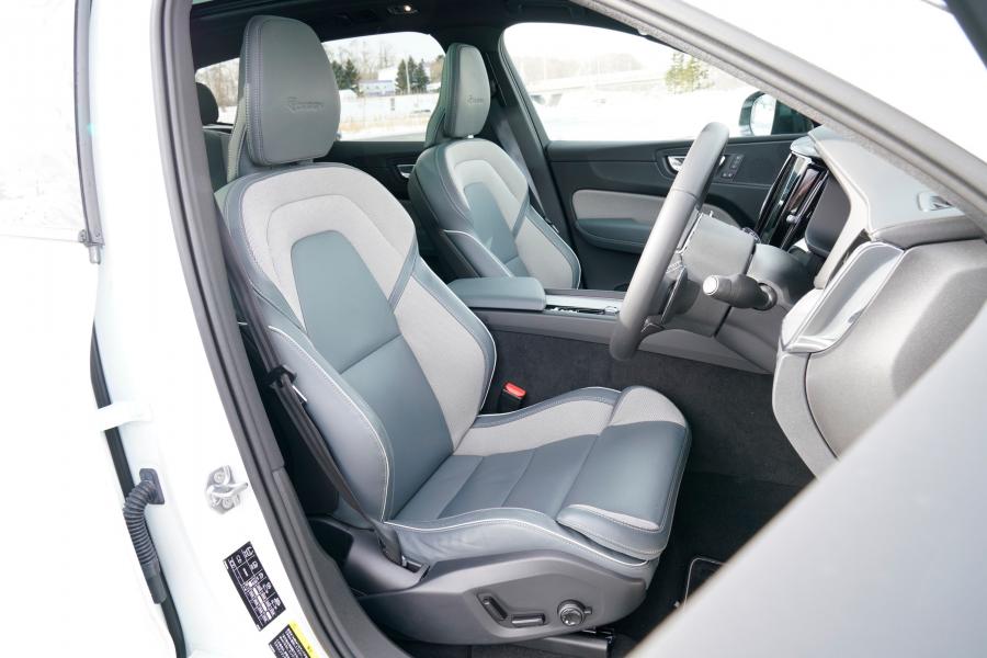 Интерьер Volvo XC60 D4 R-Design 2017 года  (JP) (фото 21 из 32)